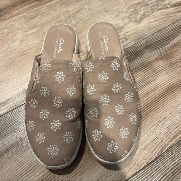 Clarks Women's Breeze Shore Taupe Flower Embroidery Size 7.5 Mule Shoes Slip On - Picture 2 of 5